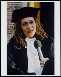 Portret van Gloria Wekker, die de pers te woord staat ter gelegenheid van haar oratie als de eerste Nederlandse hoogleraar gender en etniciteit aan de Universiteit Utrecht 2002