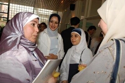 Tijdens de conferentie 'Emancipatie in actie' discusiëren moslima's met elkaar 2004
