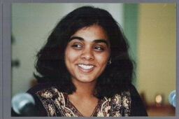 Portret van schrijfster Tanya Jadnanansing, waarschijnlijk op 28 maart 1999. 1999
