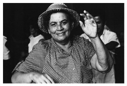 Een vrouw danst op een liefdadigheidsfeest. 1984