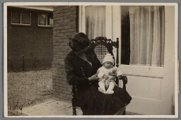 Moeder met kind 1930
