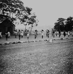 Groep zwarte vrouwen doet gymnastiekoefeningen 1938