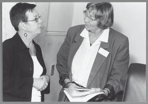 Patsy Sorensen (l., Belgisch lid van het Europees Parlement en lid van de commisie rechten van de vrouw) en Anna Korvinus (Nationaal Rapporteur Mensenhandel) tijdens de conferentie over vrouwenhandel waar zij lid waren van het forum. 2003