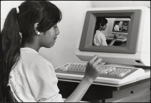 Leerlinge aan de basisschool oefent met de computer 1987