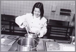 Yung-Xiang Wang in de keuken bij de horeca-opleiding 2002