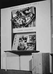 Stand van de afdeling 'De vrouw in beroep, bedrijf en sociaal werk': 'De Voeding van de Werkende vrouw' op de tentoonstelling 'De Nederlandse Vrouw 1898-1948'. 1948
