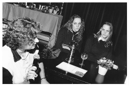 Discussie over gelijk loon tijdens de viering van Internationale Vrouwendag door leden van de Vrouwenbond FNV. 1998