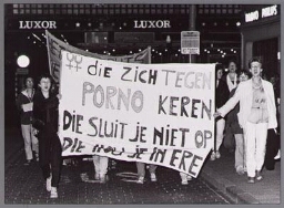 Fakkeloptocht tijdens de Heksennacht tegen seksueel geweld 1982