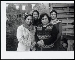 Groepsportret van vrouwenorganisatie Vrouwen voor Vrede op de .Molukken 2000