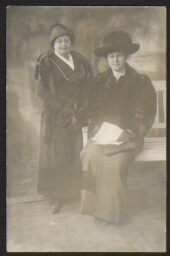 Portret van Mia Boissevain (rechts) (1878-1959), presidente en Rosa Manus (1881-1942), bestuurslid van de tentoonstelling 'De vrouw 1813-1913' 1913 ?