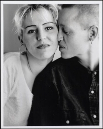 Portret van Jasna (links) en Jantien (rechts) .De foto is gepubliceerd in het boek 'Uit verlangen' (1996) van Gon Buurman 1996