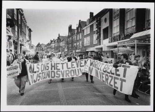 Protest  tegen de stopzetting van de uitkering van een bijstandsvrouw 1985