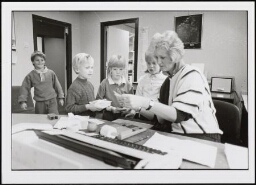 Onderwijzeres tijdens de les op een lagere school. 1989