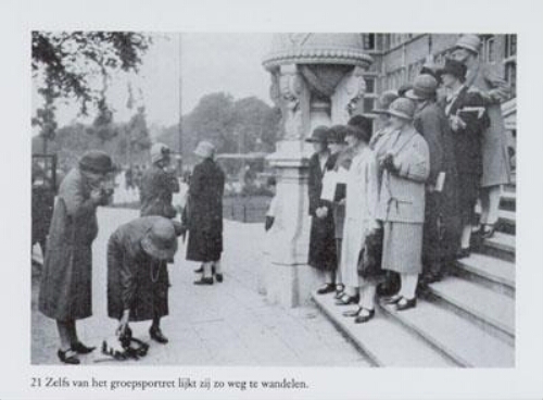 'Beeldvorming over de academische vrouwen in het verslag van de IFUW-conferentie 1926: zakelijk en praktisch, zonder de geneugten des levens uit het oog te verliezen', Foto 21: 'Zelfs van het groepsportret lijkt zij zo weg te wandelen.' 1926