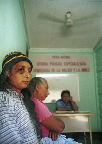 Door echtgenoot mishandeld meisje, komt aangifte doen in comiseria, speciale politie-afdeling, Nicaragua. 2001