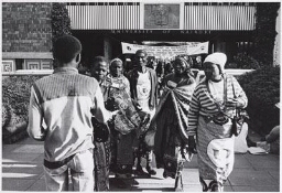 Groep vrouwen voor het universiteitsgebouw van Nairobi 1985