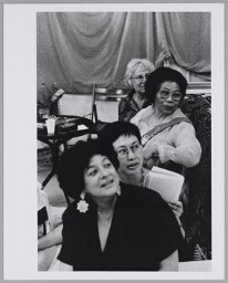 Van voor naar achter: Tara Singh Varma, Moni Weiss, Lien Kapuw (de moeder van Pola Turubassa), Wies van Groningen tijdens de uitreiking van de Zami Award 1995 met het thema: economische zelfstandigheid 1995