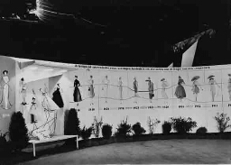 Stand van de afdeling 'De vrouw in de mode': 'Roklengte en taillehoogte in 50 jaar' op de tentoonstelling 'De Nederlandse Vrouw 1898-1948' 1948