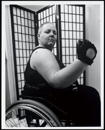 Portret van docente vechtsport Lydia die in een rolstoel zit 1995