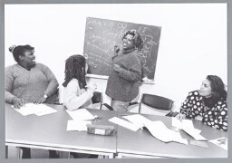 Computerles voor (allochtone) vrouwen georganiseerd door 'de Koffiepot' in het kader van sociale activering. 1997