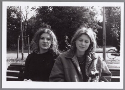 Twee vrouwen in het Amsterdamse Vondelpark op een bank. 1996