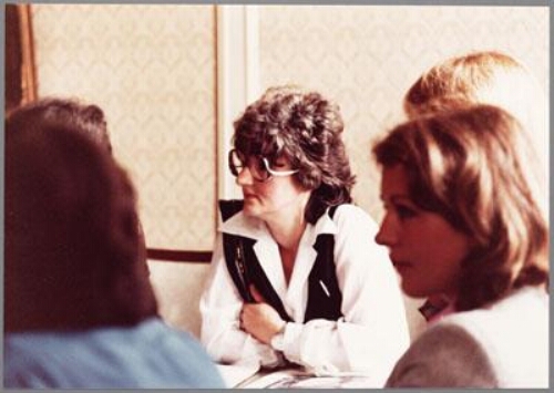 Portret van Wijnie Jabaaij ttijdens een vergadering 1984