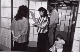 Turkse vrouw werkzaam in het arbeidsburo geeft voorlichting. 1991