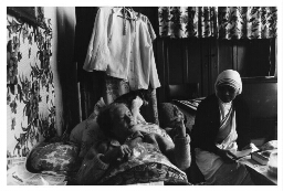 Een zuster van Moeder Teresa (Missionarissen van Naastenliefde) op bezoek bij een zieke bejaarden. 1982