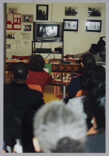 Filmvertoning tijdens het bezoek van Siegmien Staphorst aan  Zamicasa (eet- en activiteitencafé van Zami) georganiseerd in samenwerking met Stichting Ondersteuning Nationale Vrouwen Beweging in Suriname (SONVBS). 2000