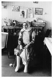 Turkse vrouw met hoofddoek in de huiskamer aan het breien 1977