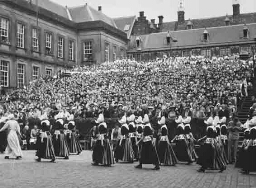 Deelneemsters in Volendamse klederdracht tijdens het Vrouwendefilé op het Binnenhof, georganiseerd door de Tentoonstelling 'De Nederlandse Vrouw 1898-1948' in samenwerking met het Comité De Nationale Feestrok. 1948