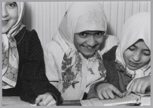 Koranles voor meisjes in een moskee in Den Haag. 1990