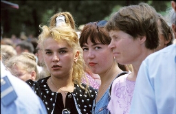 Jonge vrouwen in Odessa tijdens de stop van de WILPF trein 1995