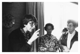 Vrouwen van een boekenclub in discussie na een lezing van Emmy van Overveen over emancipatie. 1979