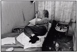 Een vrouw met psychische problemen is voor een langdurige behandeling in het psychiatrisch ziekenhuis Zon en Schild. 1994