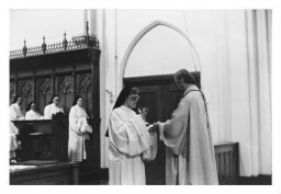 Cisterciënserin drinkt uit een bokaal tijdens haar professie. 1983