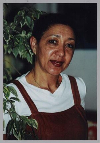 Portret van Kay (Zami vrijwilliger) tijdens een ZamiCasa met als thema: vluchtelingenvrouwen en de arbeidsmarkt. 2000