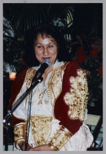 Shahadija Zeca Galjus (l.), een Roma vrouw die als jeugdhulpverlener voor de Roma actief is, tijdens een ZamiCasa (activiteiten- en eetcafé van Zami) met als thema: Roma en Sinti. 1998