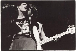 Optreden van 'Unknown Gender' tijdens het VrouwenMelkwegFestival. 1985