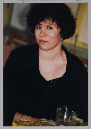 Sharon Fenn (fondsenwerver bij Zami) tijdens een Zamicasa (eet- en activiteitencafé van Zami) over beeldvorming en jongeren. 1991