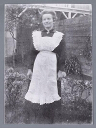 Portret van dienstmeisje Jo Wibbens in dienst bij een domineesgezin 1925