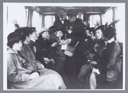 Verkoop van kaartjes onder toezicht in de Haagse tram 1916