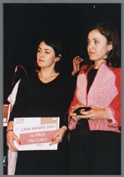Twee vrouwen van Stichting Kezban tijdens de uitreiking van de Zami-award 2003 met als thema: Vrouwen, Vrede en Veiligheid 2003