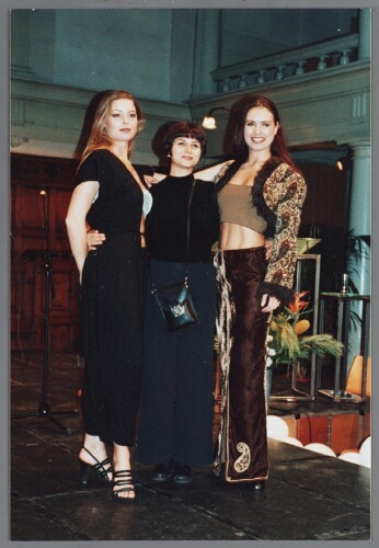 Modeontwerper Roshanak Parizadeh met twee modellen die haar ontwerpen dragen, tijdens de uitreiking van de Zami Award 1999 met als thema 'mode en diversiteit' 1999