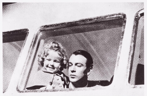 Shirley Temple en Gary Cooper kijken uit het raam van een vliegtuig neer op New York 1934
