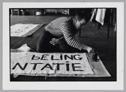 Selma Polter tijdens de voorbereidingen voor Internationale Vrouwendag 1979