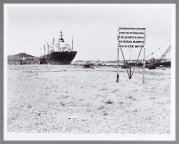Bord bij de haven aan het Java-eiland met de tekst 'Woningbouwver 1992