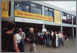 Bezoekers van de Gay Games voor Sporthallen Zuid in Amsterdam 1998