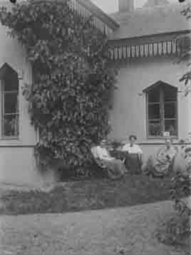 Johanna Westerdijk in de tuin van 'Java', het laboratorium te Baarn, met haar assistenten Bea Schwarz en Marie Löhnis 1922?