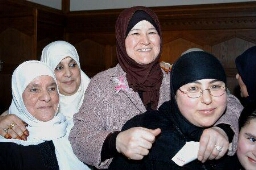 Rahma El Hamdaoui, winnares van de Kartini-prijs, op de foto in het midden met roze corsage 2007